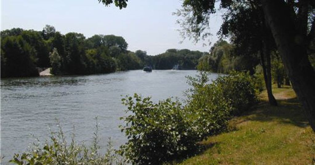 Along the Oise river.