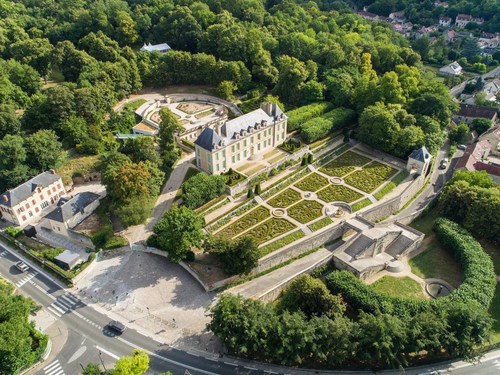 Auvers-sur-Oise Castle: museum and restaurant.