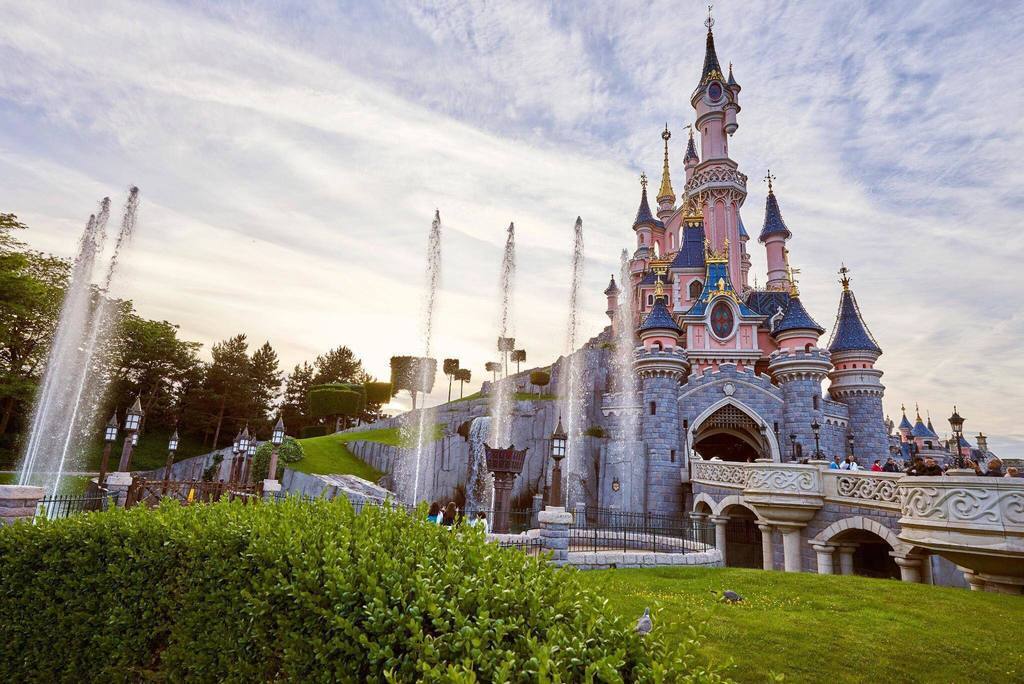 Disneyland Paris. 1 hour by car.