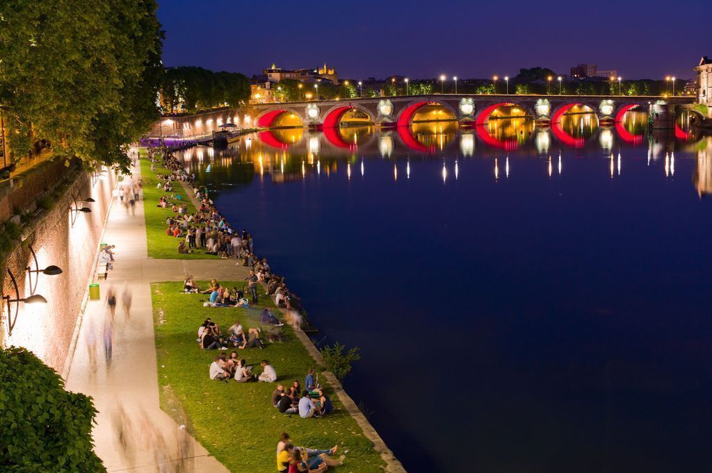 Toulouse : river's Garonne promenade at night (1 min walk from home)