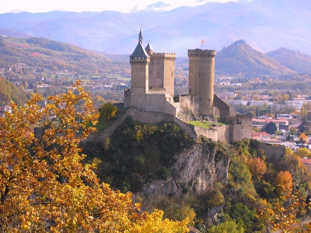 1 h from Toulouse : the Castle of Foix, and beyond it, the Pyrenees