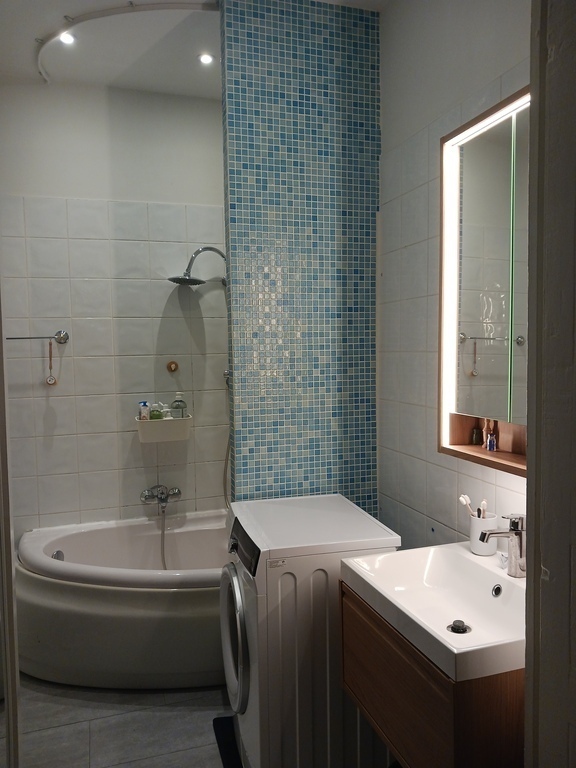 Main bathroom