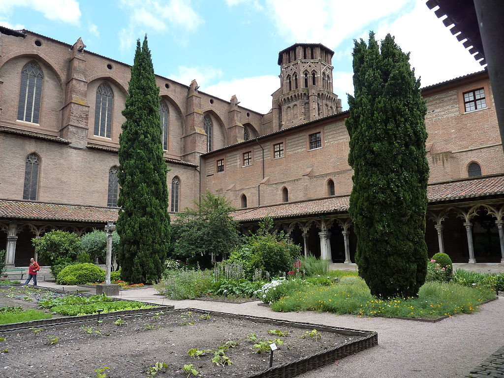 Church, closter and museum of the Augustins (art from X-XIXe centuries). 5 min walk from home