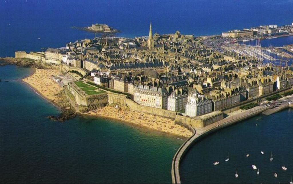 Saint Malo (50 min by car)
