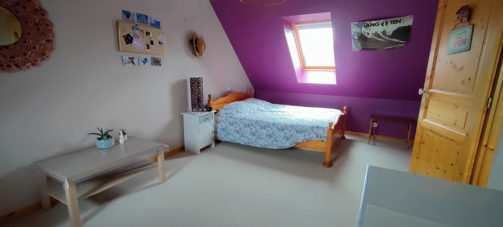 A l'étage : grande chambre 2, lit 2 personnes