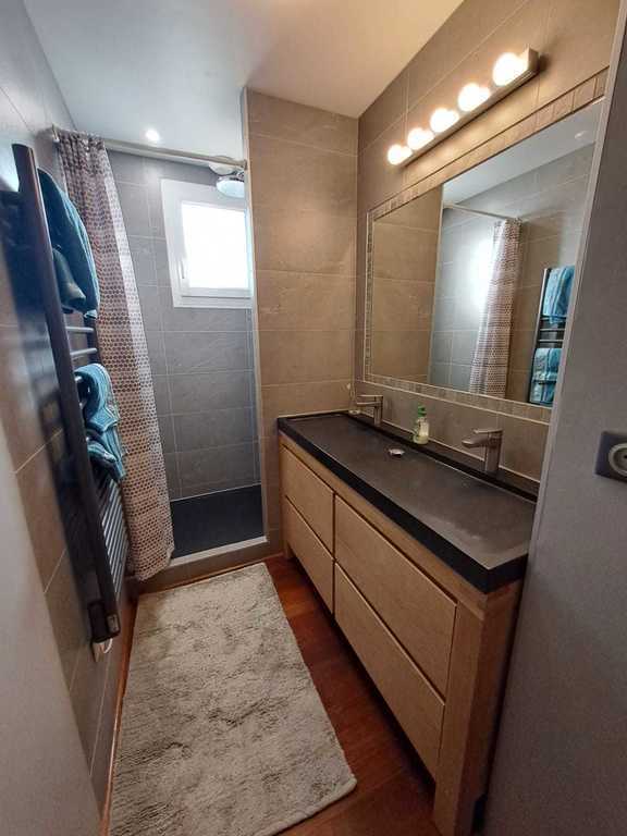 Au RdC : petite salle de bains 