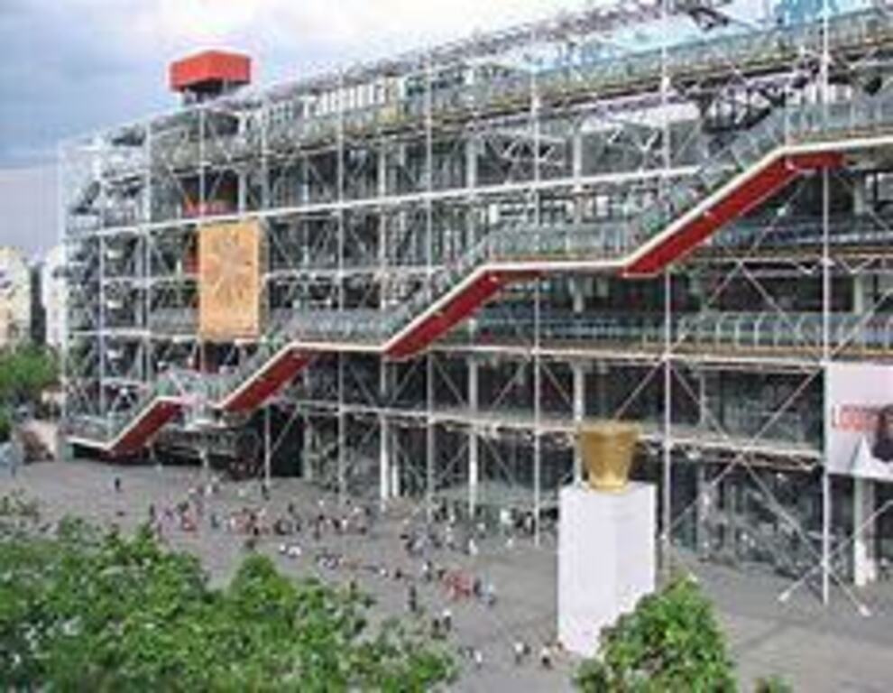 Centre Pompidou 30 mn by transport, Les Halles station on our RER D line.