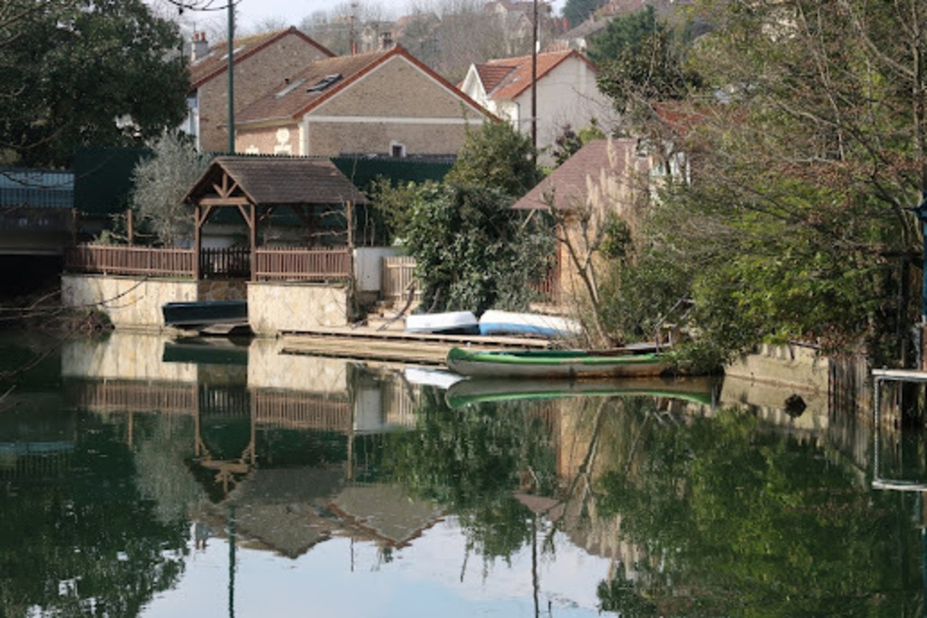 Crosne's riverbank walkway
