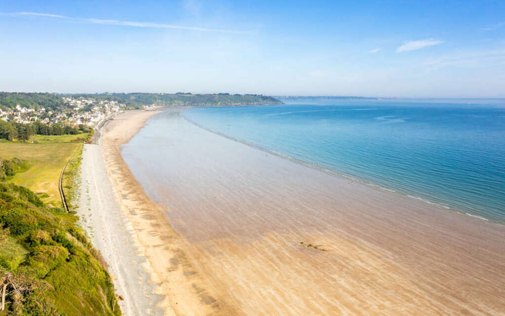 the beach has 10 minutes of roads