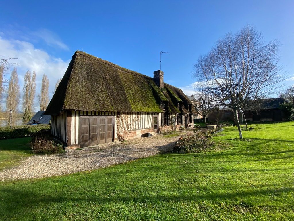 the house and back garden at winter time