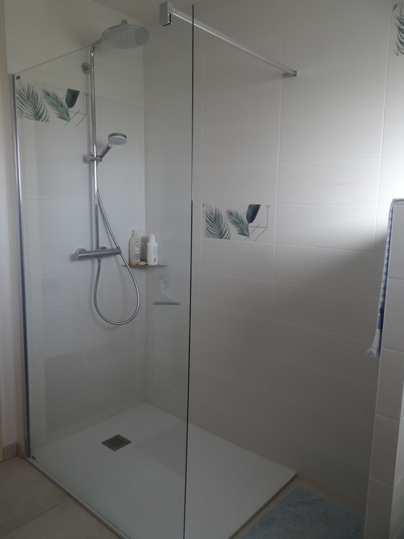 bathroom on the ground floor: shower