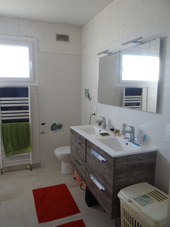 ground floor shower room: washbasins