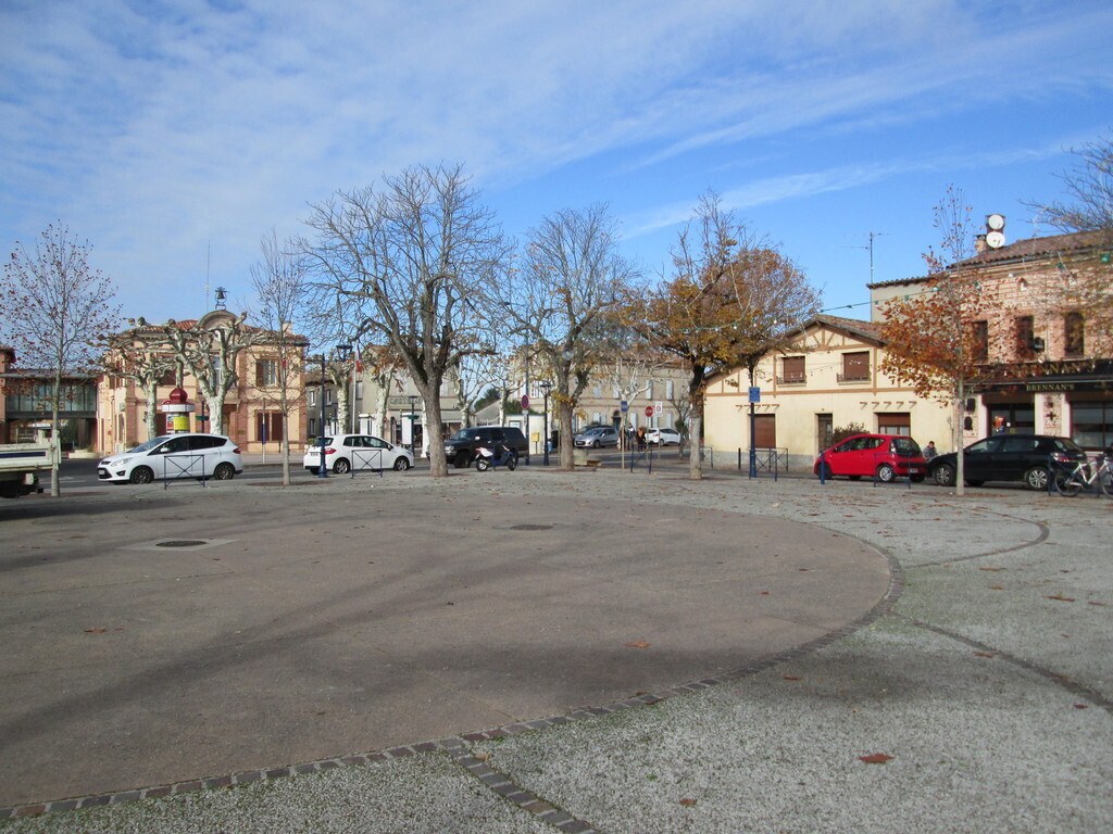 Castelginest village square : much more vibrant in summer !