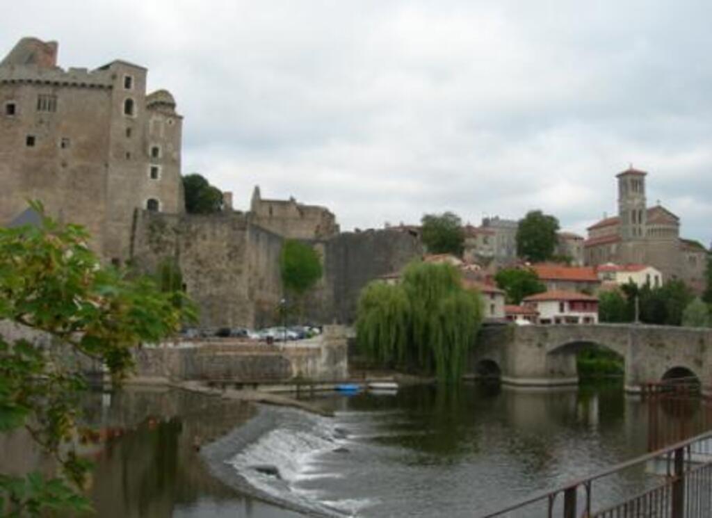 Clisson castle and the Sèvre river