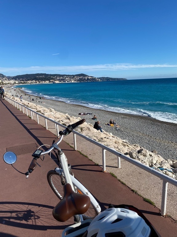 Nice and the Promenade des Anglais, 15 minutes ride by bicycle, on a secured cycle path.