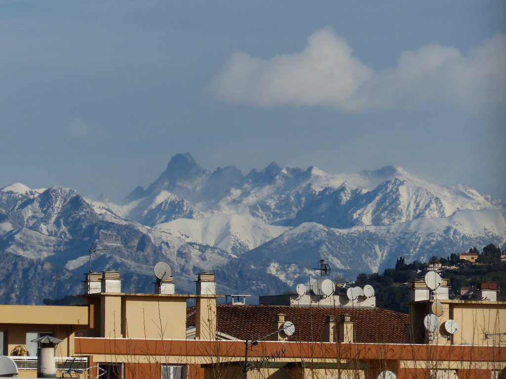 Zoom on the alps hill (approx 3000 m).    1h30 / 2 h00  approximately by  car.