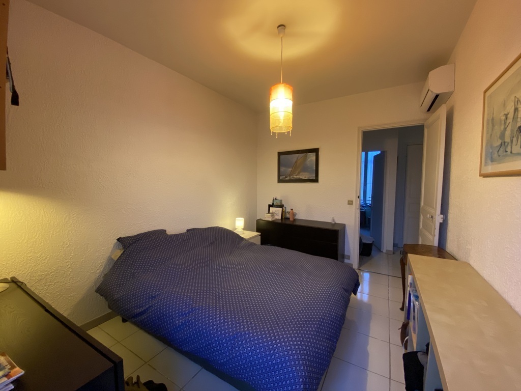 The bedroom n°1, looking towards the corridor and bathroom has air conditionned.