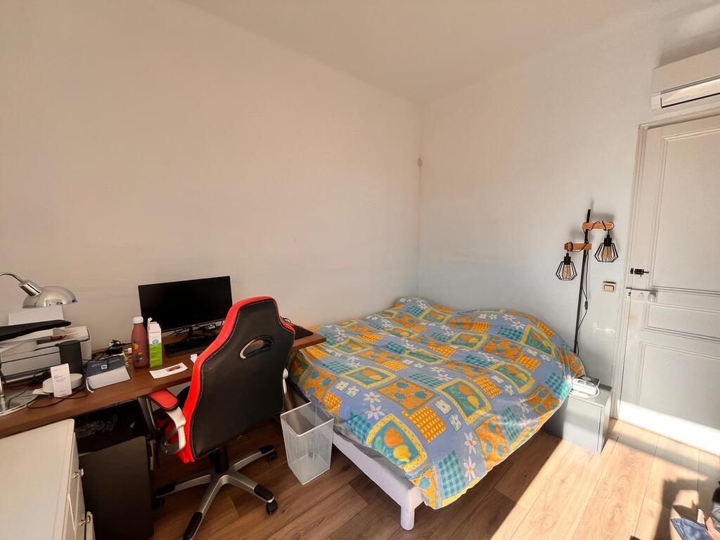 Bedroom n°2 with a double bed (1,6 x2m) and access to a balcony.