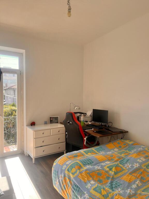 Bedroom n°2 with a double bed (1,6 x2m) and access to a balcony.