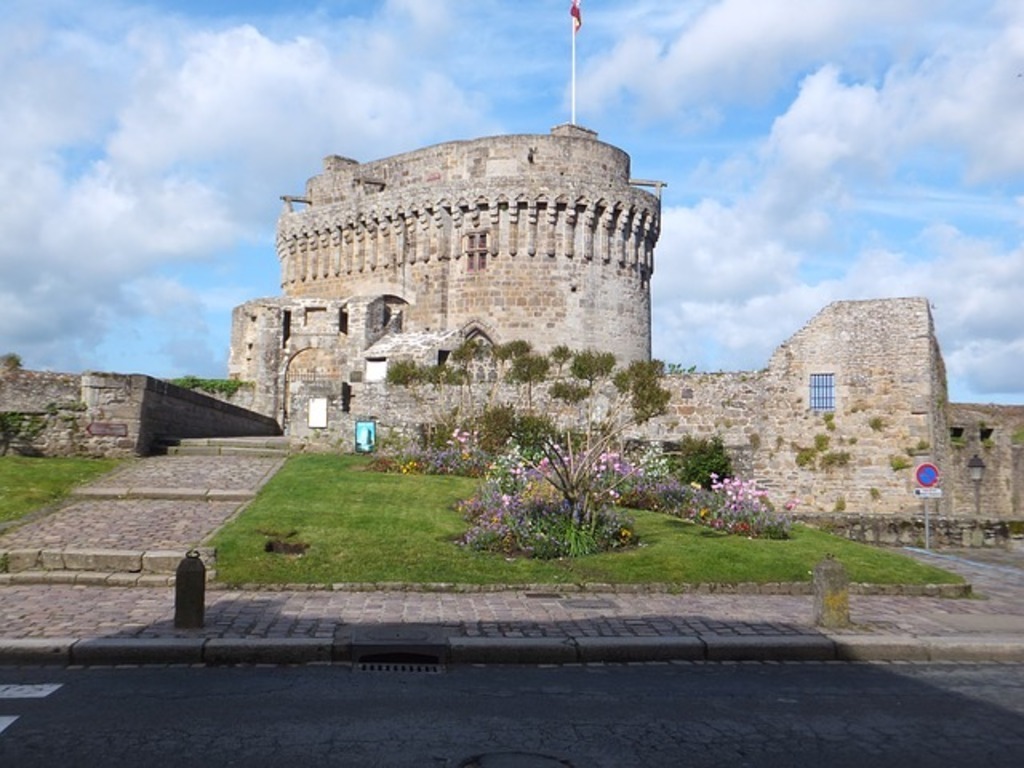 Dinan ( 45) minutes from Brieuc)