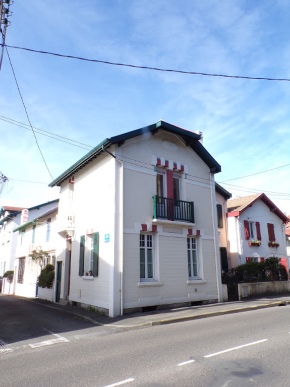 the house was built in 1900 . It’s a traditional construction of the « Belle Époque »