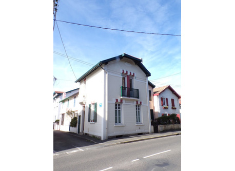 the house was built in 1900 . It’s a traditional construction of the « Belle Époque »