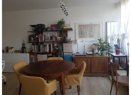 salle à manger donnant sur le balcon