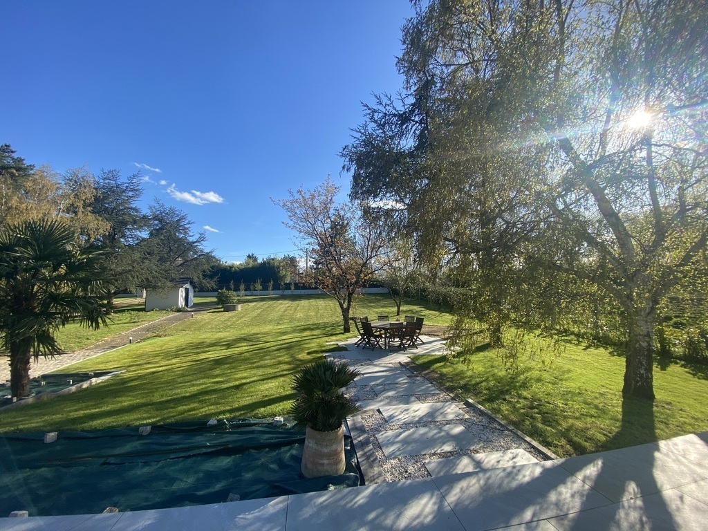 Jardin à l'avant de la maison côté terrasse