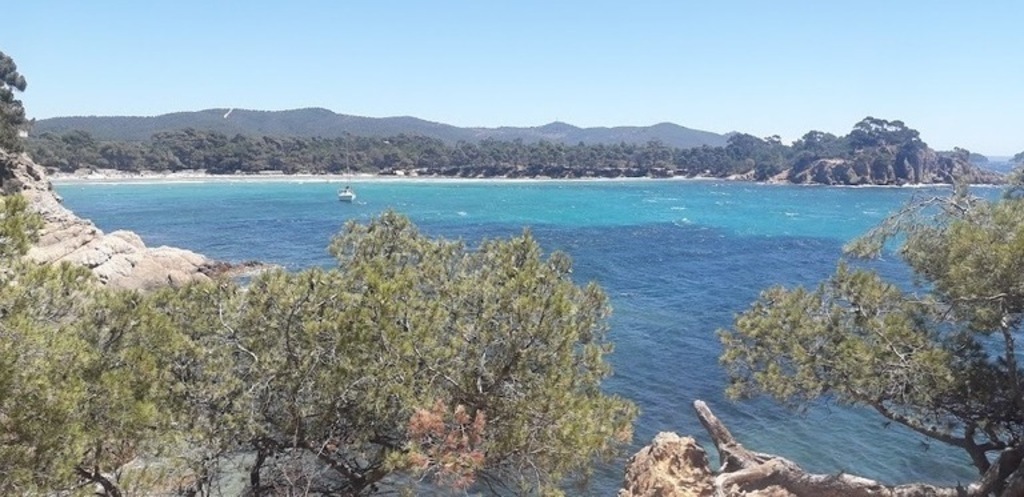 Vue sur la belle plage de l'Estagnol, près du fort de Brégançon