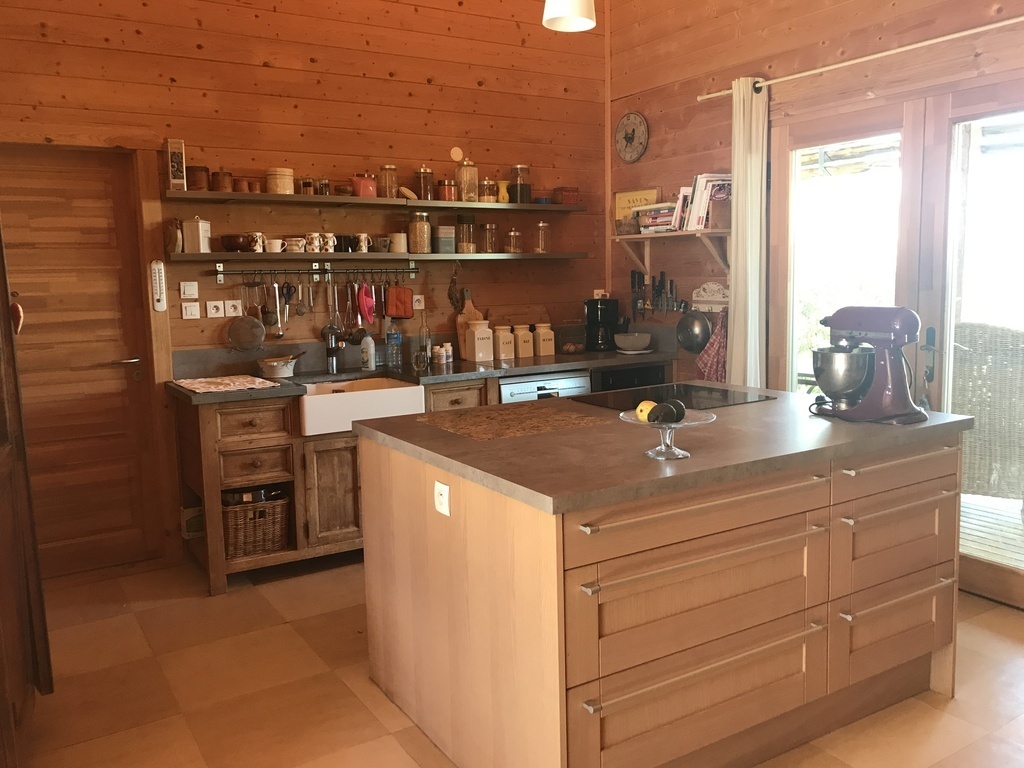 The kitchen in the main room 