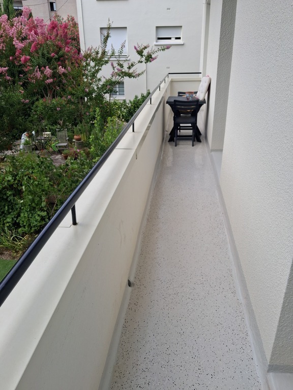 the balcony (gardenside, on which open the bedrooms' doorwindows)