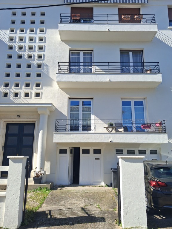 Garage on the ground, flat on the right first floor 