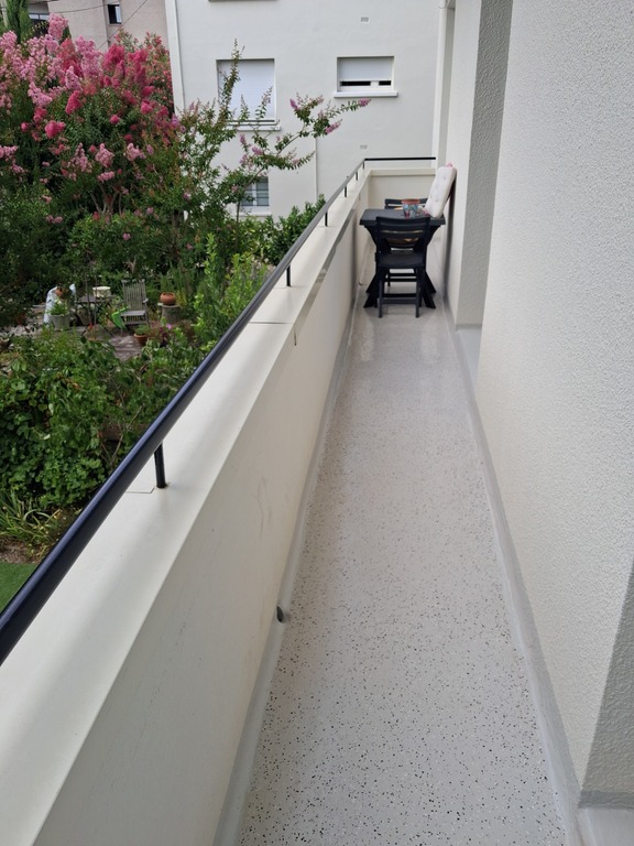 the balcony (gardenside, on which open the bedrooms' doorwindows)