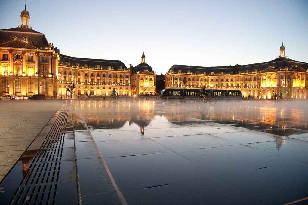 place de la Bourse and the water mirror 