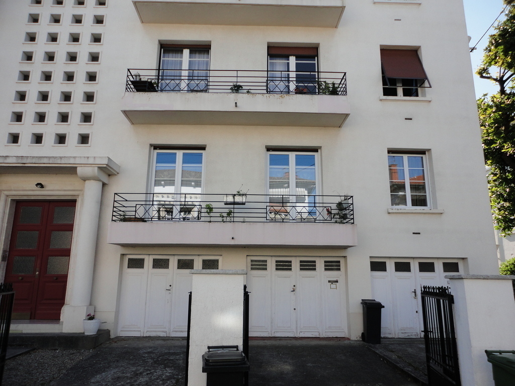 apartment on the 1st floor, garage on the ground floor