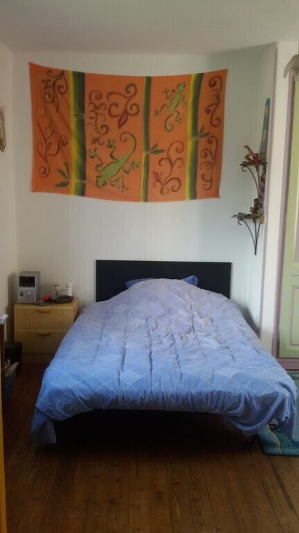 1st bedroom upstairs , 1ère chambre à l'étage