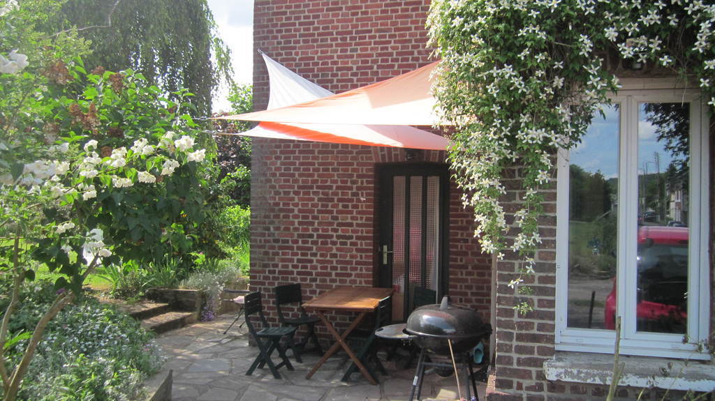 Coin repas à côté de la cuisine.  Dining area next to the kitchen