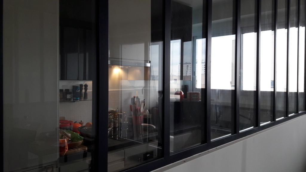 cuisine vue de la salle / Kitchen from dining room