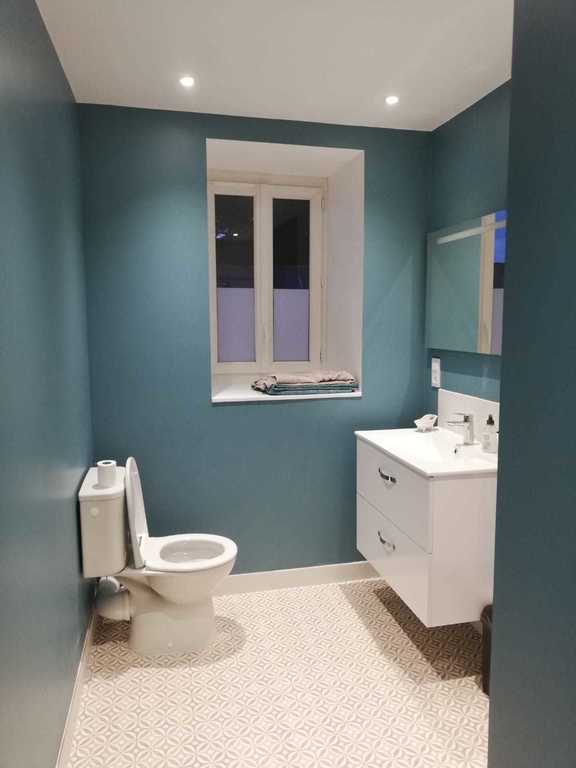 2nd bathroom, 2nd floor