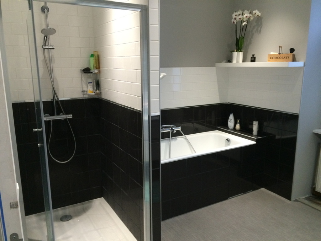 One of the 2 bathrooms