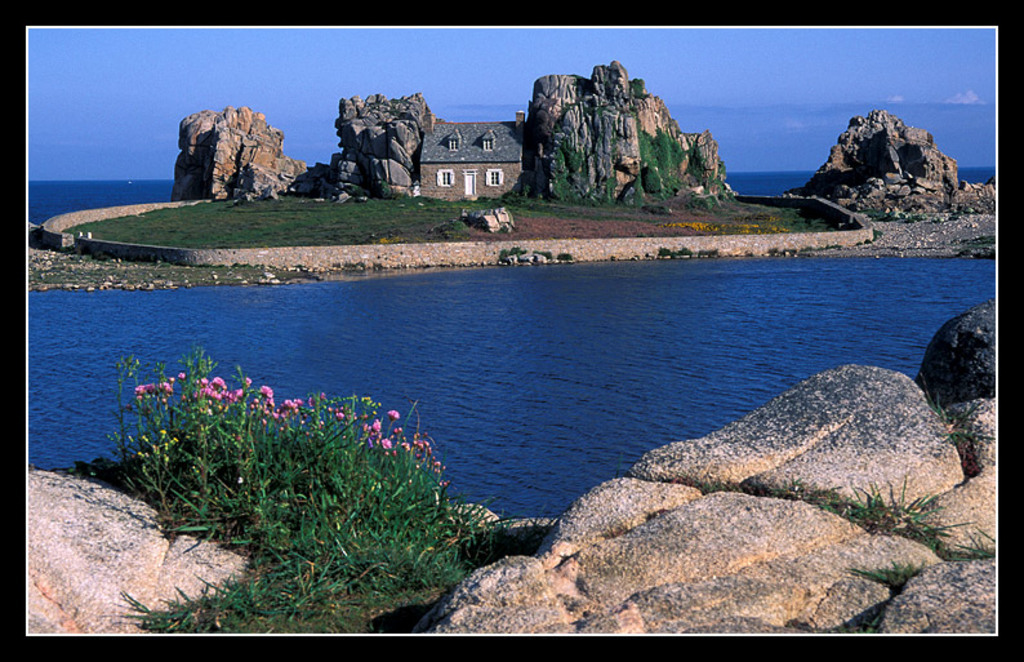 la maison entre les rochers