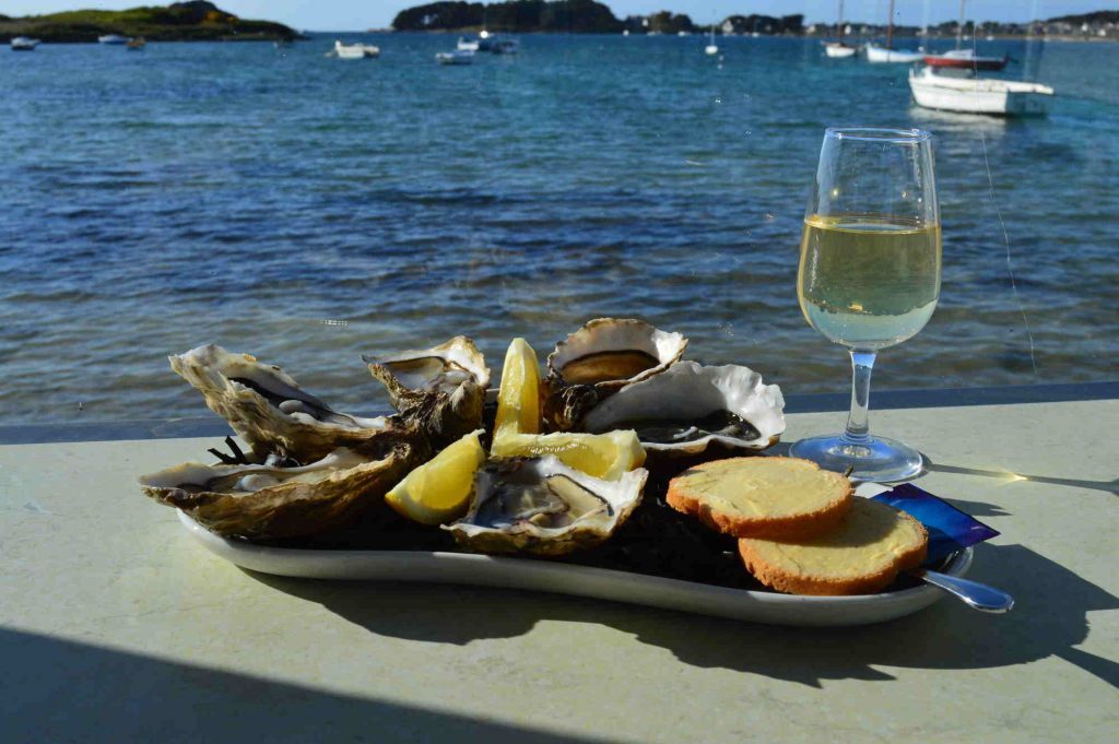 enjoy oysters at "l'atelier de l'huitre" in Trebeurden