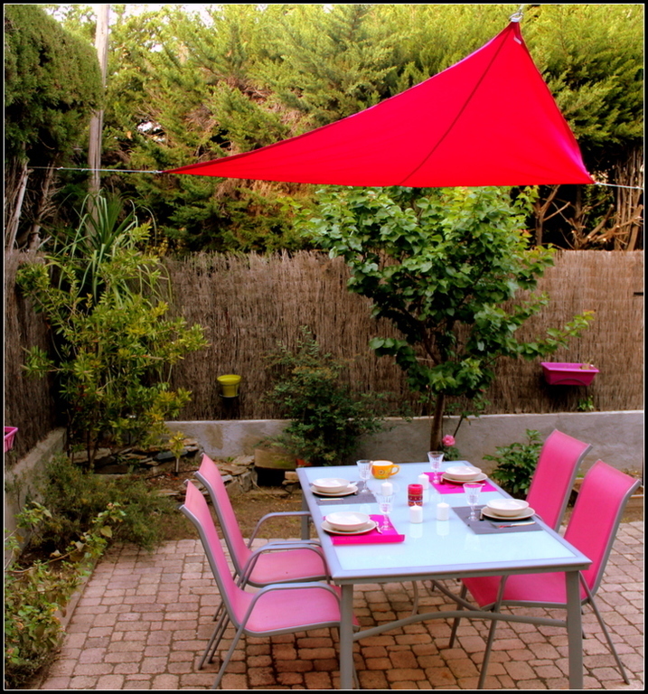 Jardin derrière la maison, mitoyen avec trois autres jardins. Sans vis à vis.