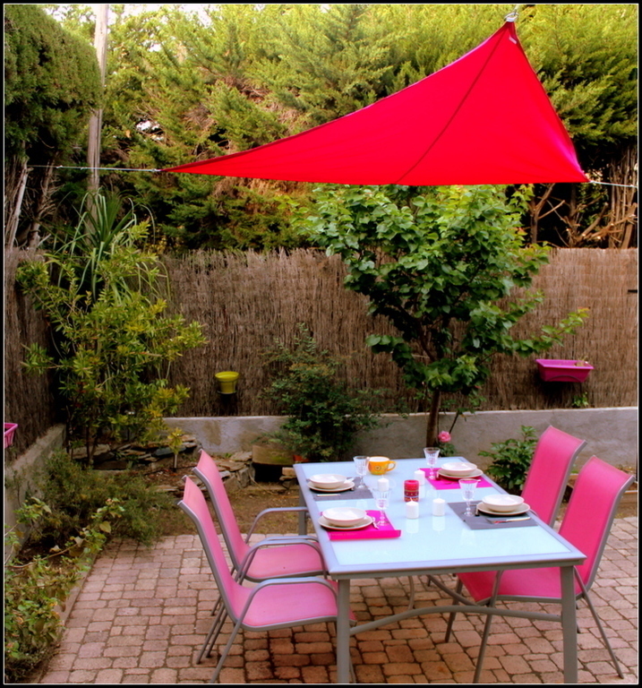 Jardin derrière la maison, mitoyen avec trois autres jardins. Sans vis à vis.