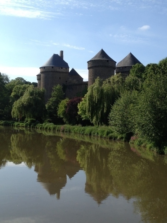 Castle and lake in Lassay-les-Châteaux