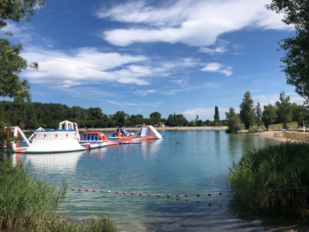 Lake 10 min by car (bike 25 min) snack etc