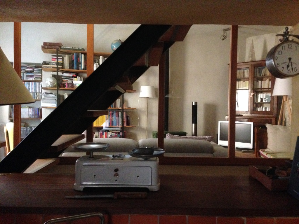 vue du salon depuis la cuisine.