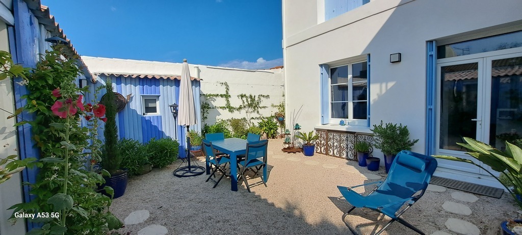 relax in the inner courtyard