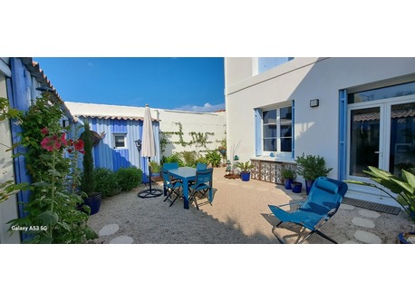 relax in the inner courtyard