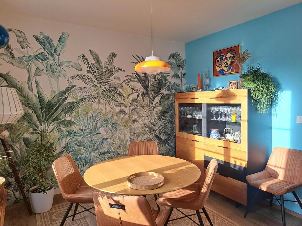 dining room linked with the kitchen